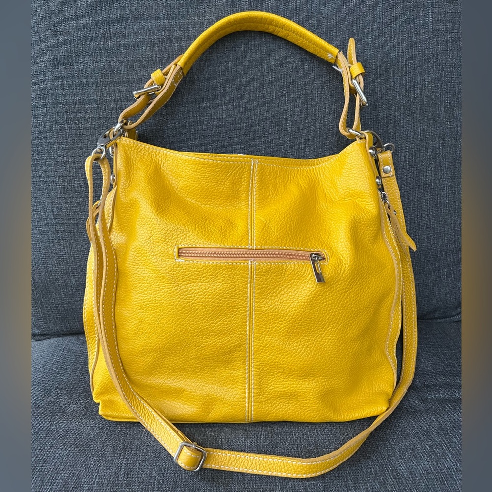 Italian leather hobo bag with several pockets